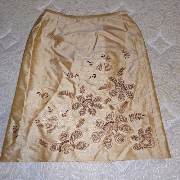 Ann Taylor Dresses & Skirts - An Ann Taylor silk pencil skirt in a size 4. EUC. Floral Embroidery